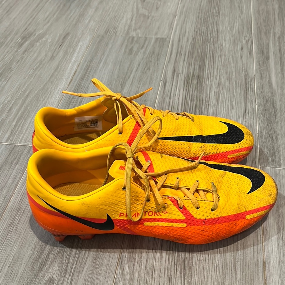 Nike phantom soccer cleats- WHEN YOU BUY THEM I WILL CLEAN THEM!!!!